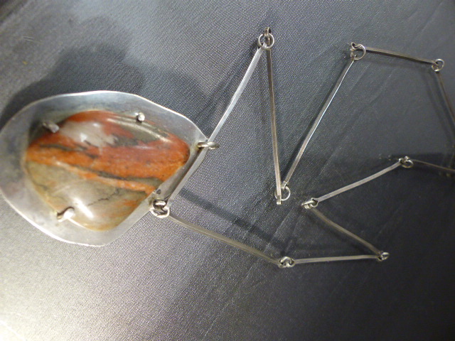 Silver (Birmingham 1978) contemporary pendant and chain by JRJ. The Pendant is set with a claw set - Image 3 of 4