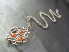 1973 Silver Hallmarked Contemporary Coral set pendant and chain. Measuring approx: 38.45mm x 23.25mm