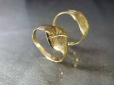 Two 9ct hallmarked gold signet ring (total weight approx 3.8g)