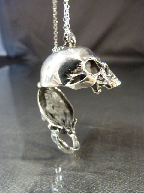An unusual silver skull pendant necklace on a silver chain - Image 8 of 9