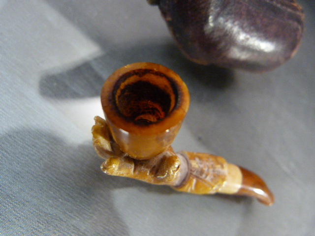 Carved Meerschaum in the form of a hand holding a bowl. Bowl made from amber as is the Mouthpiece in - Image 5 of 7