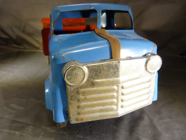 Tri-Ang Tinplate milk truck. In good order with no major dents or chips. - Image 2 of 5