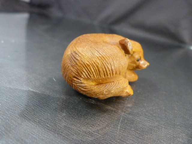 Carved Netsuke of a stylized dog - Image 5 of 7