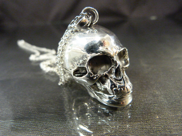 An unusual silver skull pendant necklace on a silver chain - Image 2 of 9