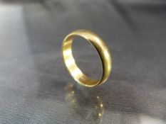 18ct Gold ring with hallmarks DOM (total weight approx 5.3g)