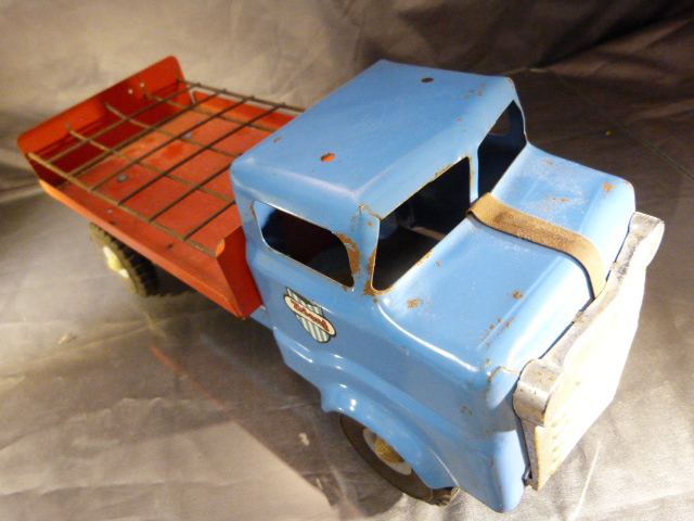 Tri-Ang Tinplate milk truck. In good order with no major dents or chips. - Image 5 of 5