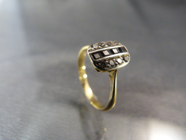 18ct Gold ring set with a row of Sapphires flanked either side with Diamonds - Image 2 of 6