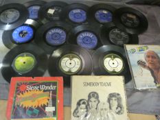 Large quantity of vinyl records/ singles many without sleeves and in various condition. Some