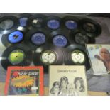 Large quantity of vinyl records/ singles many without sleeves and in various condition. Some