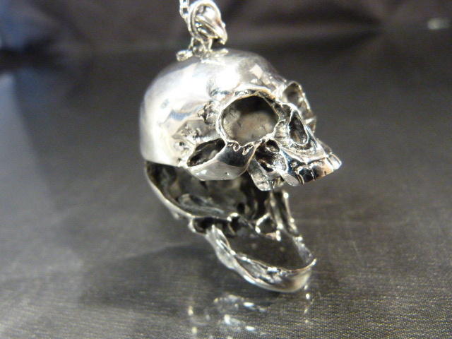 An unusual silver skull pendant necklace on a silver chain - Image 7 of 9
