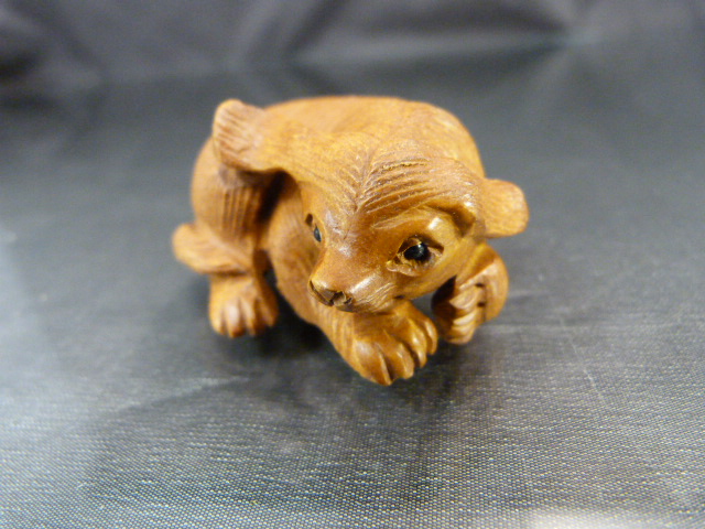 Carved Netsuke of a stylized dog - Image 2 of 7