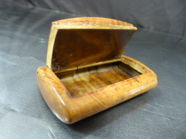 Walnut treen snuff box with small inlaid mother of pearl decoration to lid. - Image 3 of 4