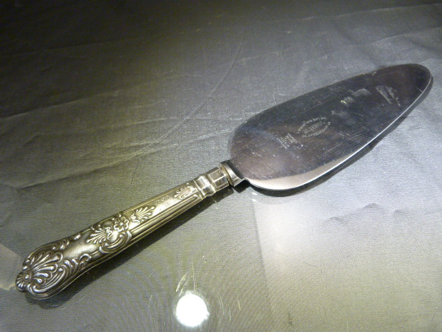 Hallmarked silver handle cake slice 1960 Sheffield. Along with a Military trinket pot marked 2430 - Image 8 of 11