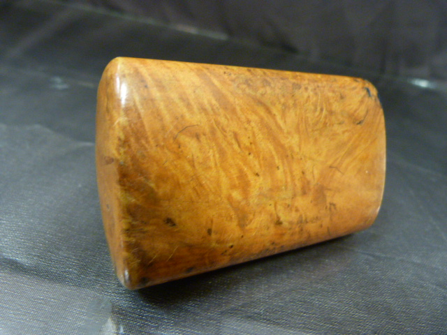 Walnut treen snuff box with small inlaid mother of pearl decoration to lid. - Image 4 of 4