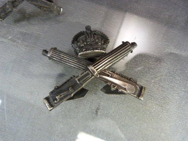 Machine Gun corps - Cap Badge and collar badges. - Image 3 of 3