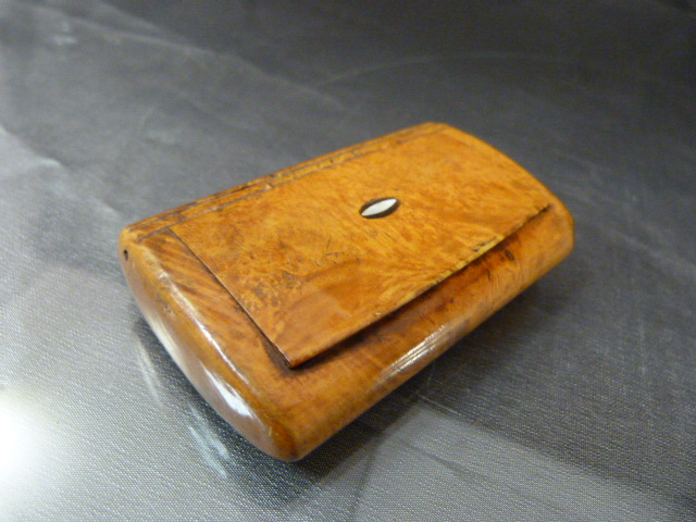 Walnut treen snuff box with small inlaid mother of pearl decoration to lid. - Image 2 of 4