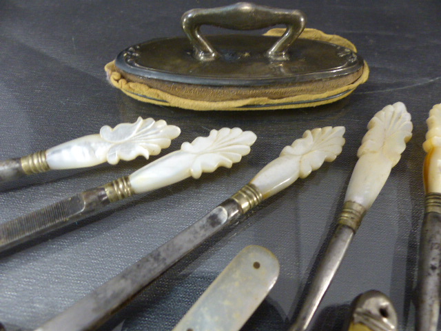 Collection of Curios to include Fruit Knifes, Mother of Pearl sewing set (uncased), Hallmarked - Image 2 of 7