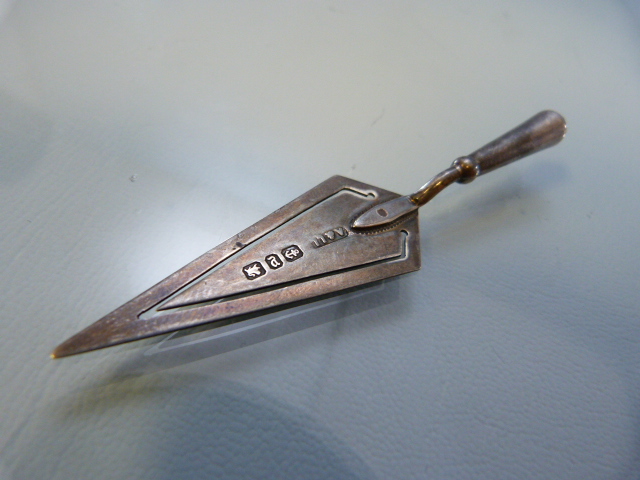 Small silver trinket trowel in the form of a bookmark. Hallmarks for Birmingham 1898. - Image 4 of 4