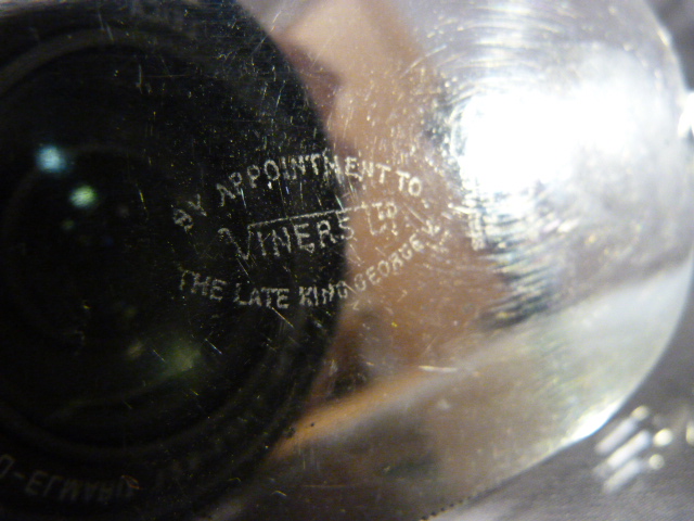 Hallmarked silver handle cake slice 1960 Sheffield. Along with a Military trinket pot marked 2430 - Image 9 of 11