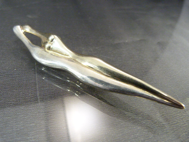 Contemporary silver brooch by RB. Stylised Male and (gilded) female figure - approx 87.25mm x 15.5mm - Image 2 of 4