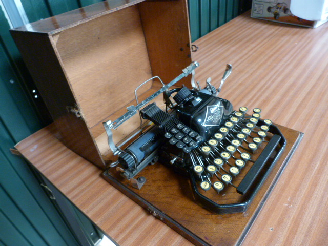 An oak cased 8 Blick Vintage Typewriter 'Cheapside London' - Image 4 of 4
