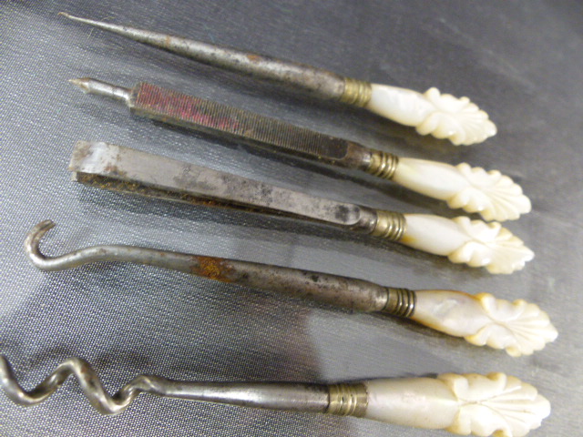 Collection of Curios to include Fruit Knifes, Mother of Pearl sewing set (uncased), Hallmarked - Image 4 of 7