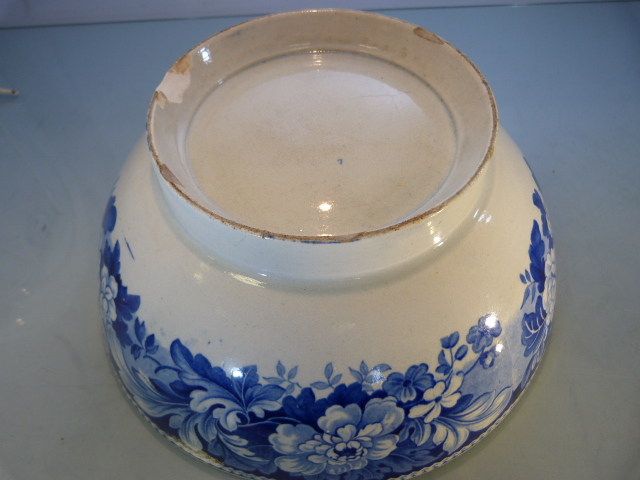 18th and 19th Century Pearl Ware - 1) Large blue and white mixing footed bowl (slightly askew) - Image 7 of 18