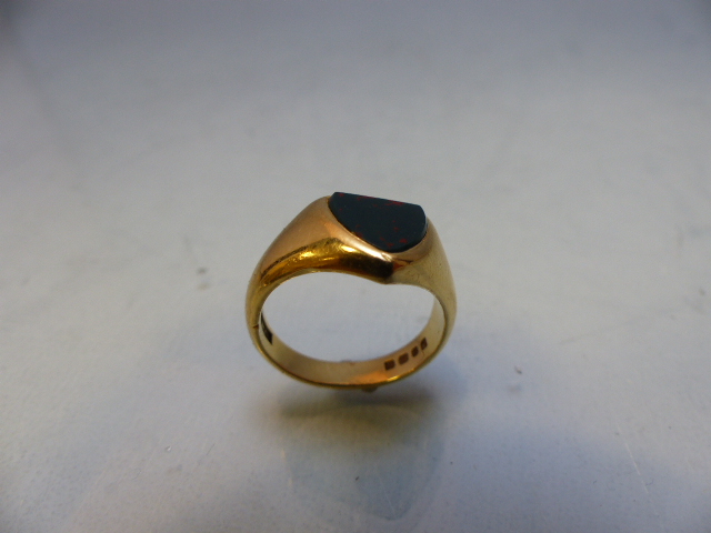 18ct Gold ring with shield shaped Bloodstone size M.5 (total weight 8.6g) - Image 5 of 5