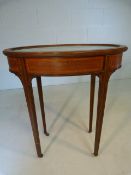 Edwardian inlaid silver display table with bevelled glass top, on fluted tapered legs. - Key in