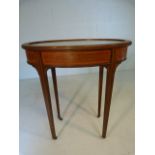 Edwardian inlaid silver display table with bevelled glass top, on fluted tapered legs. - Key in