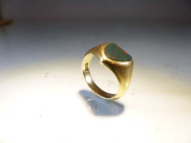 18ct Gold ring with shield shaped Bloodstone size M.5 (total weight 8.6g)