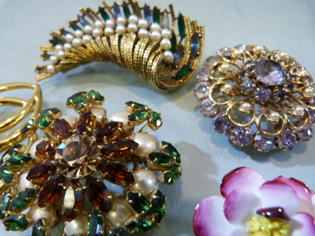 WITHDRAWN:Designer Costume jewellery Brooches, including Kramer, Monet, Art and three others. - Image 4 of 6