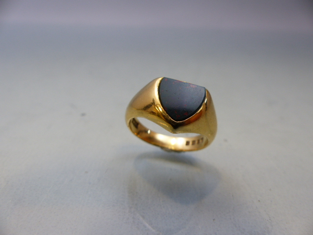 18ct Gold ring with shield shaped Bloodstone size M.5 (total weight 8.6g) - Image 3 of 5