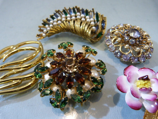 WITHDRAWN:Designer Costume jewellery Brooches, including Kramer, Monet, Art and three others. - Image 2 of 6