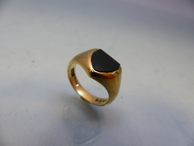 18ct Gold ring with shield shaped Bloodstone size M.5 (total weight 8.6g) - Image 2 of 5