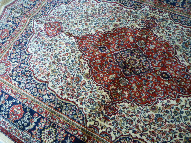 Beige ground carpet with tassled ends - Image 2 of 3