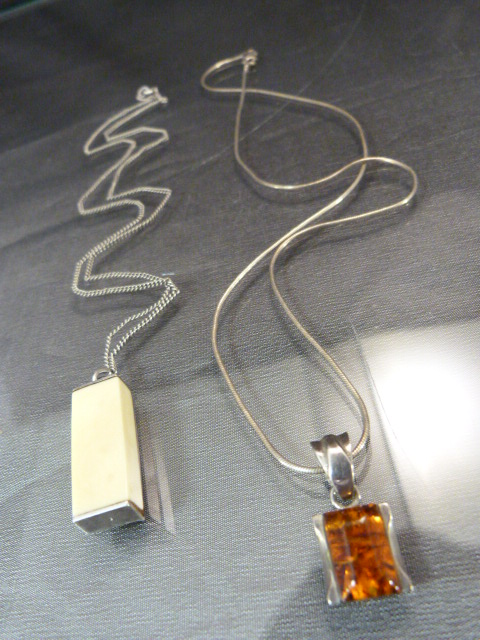 Two vintage Contemporary silver pendants. (1) Designer pendant approx 30.62mm (including bale) x 9.