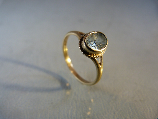 9ct Vintage ladies dress ring with central stone possibly aquamarine - Image 4 of 6