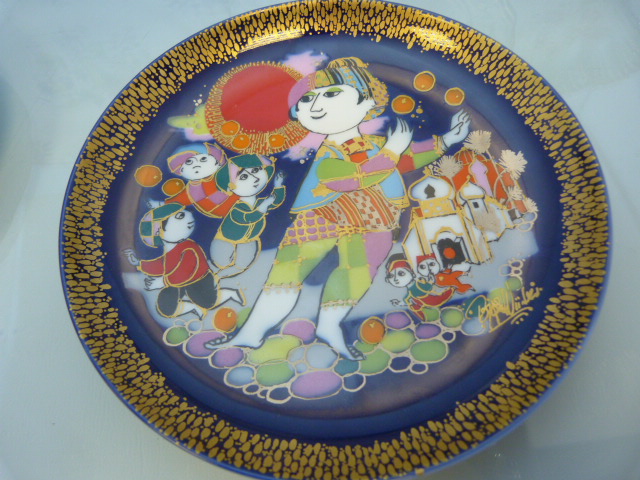 Cabinet and collector plates to include Royal Doulton, Susie Cooper, VeRouen Longwy plate, Mintons - Image 2 of 9