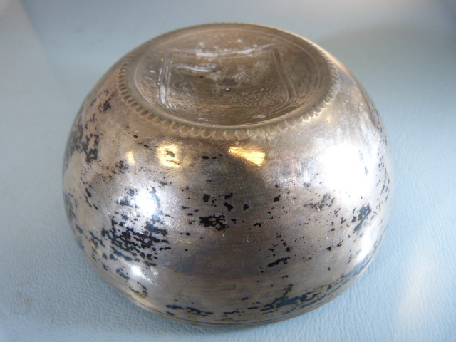 A Continental 800 standard silver bowl, marked 'SG', circular and decorated inside the bowl with a - Image 5 of 6