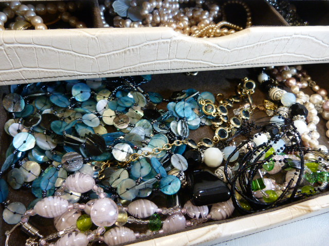 Two boxes of jewellery mostly costume with some 9ct Gold items. - Image 14 of 14