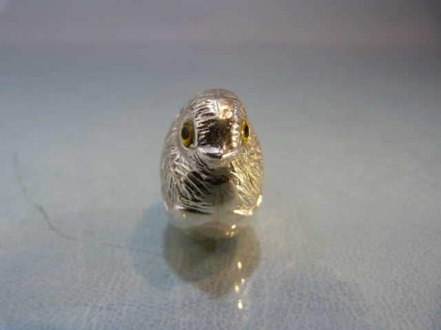 Silver pin cushion in the form of a chick with glass eyes - Image 2 of 6