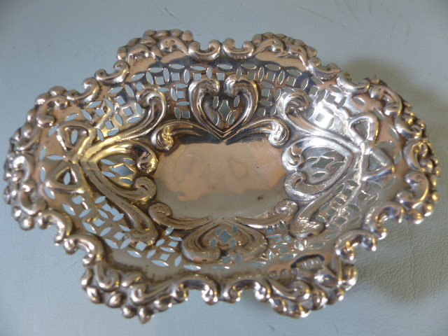 Silver bon bon/ pastry dish dated Birmingham 1897 by Minshull & Latimer - Image 4 of 6