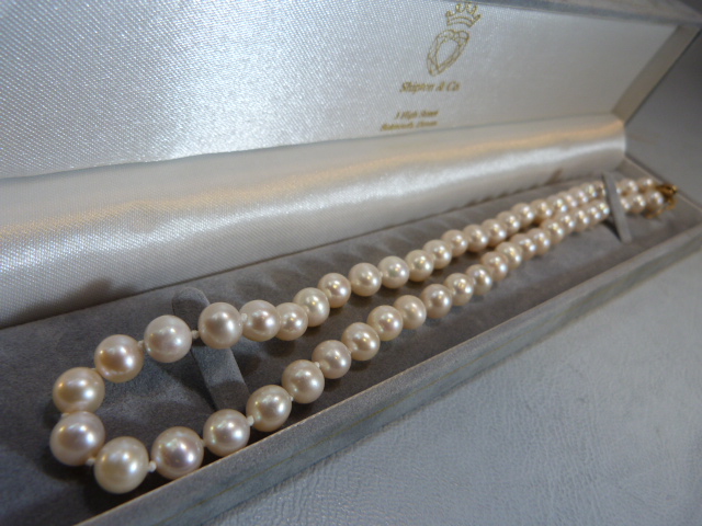 String of white pearls with 9ct Gold clasp in presentation case - Image 4 of 5