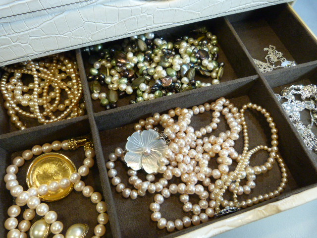 Two boxes of jewellery mostly costume with some 9ct Gold items. - Image 13 of 14