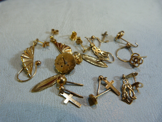 Two boxes of jewellery mostly costume with some 9ct Gold items. - Image 7 of 14