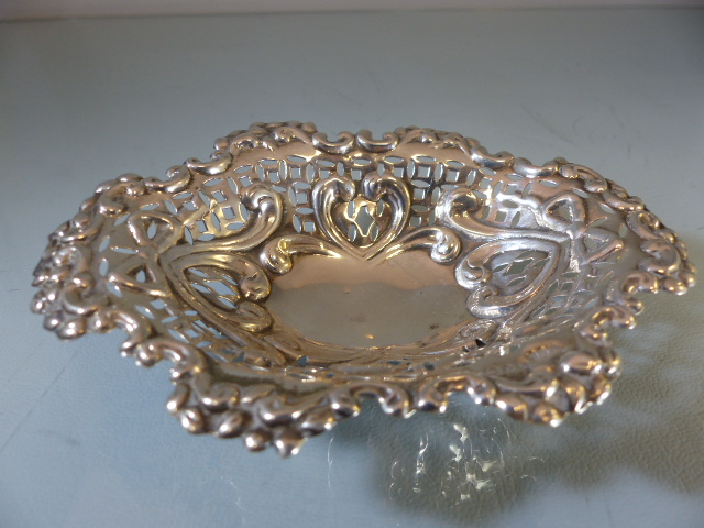 Silver bon bon/ pastry dish dated Birmingham 1897 by Minshull & Latimer - Image 6 of 6