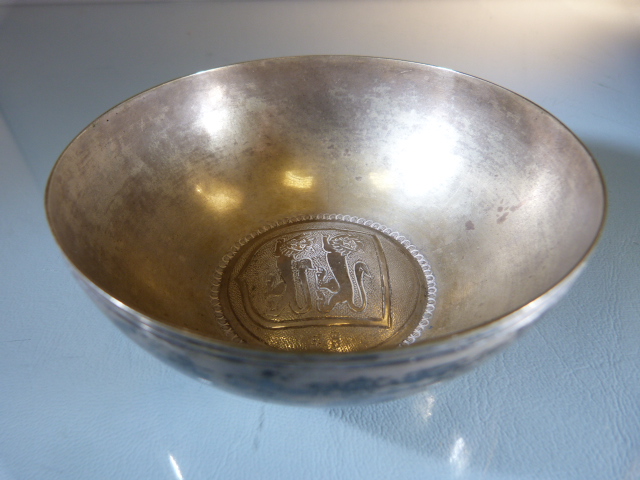 A Continental 800 standard silver bowl, marked 'SG', circular and decorated inside the bowl with a