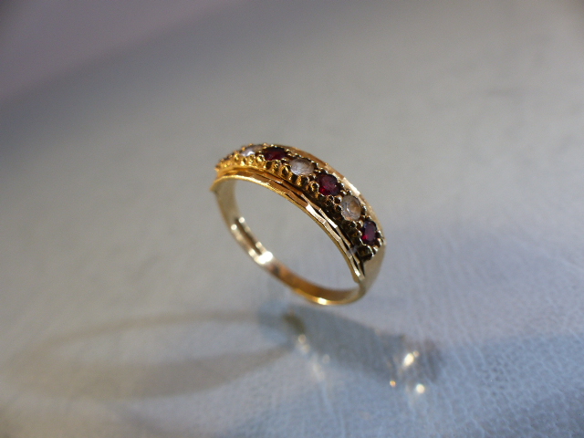 9ct GOLD ring set with garnet and white Topaz. Size N - Image 2 of 5