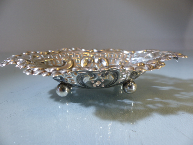 Silver bon bon/ pastry dish dated Birmingham 1897 by Minshull & Latimer - Image 3 of 6